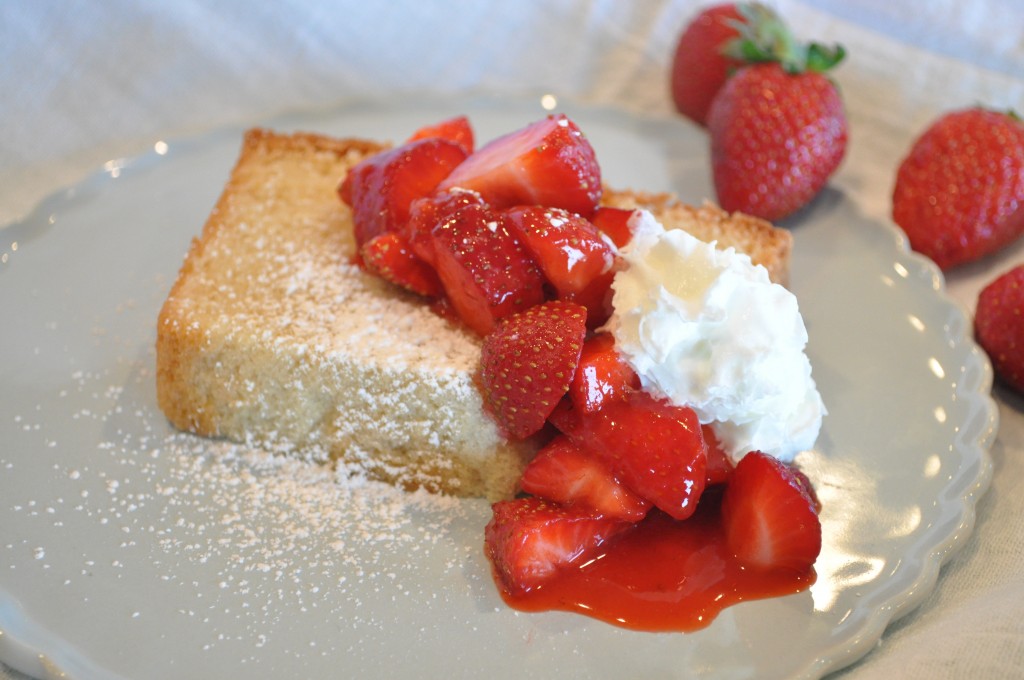 Pound cake with strawberries and whipped cream